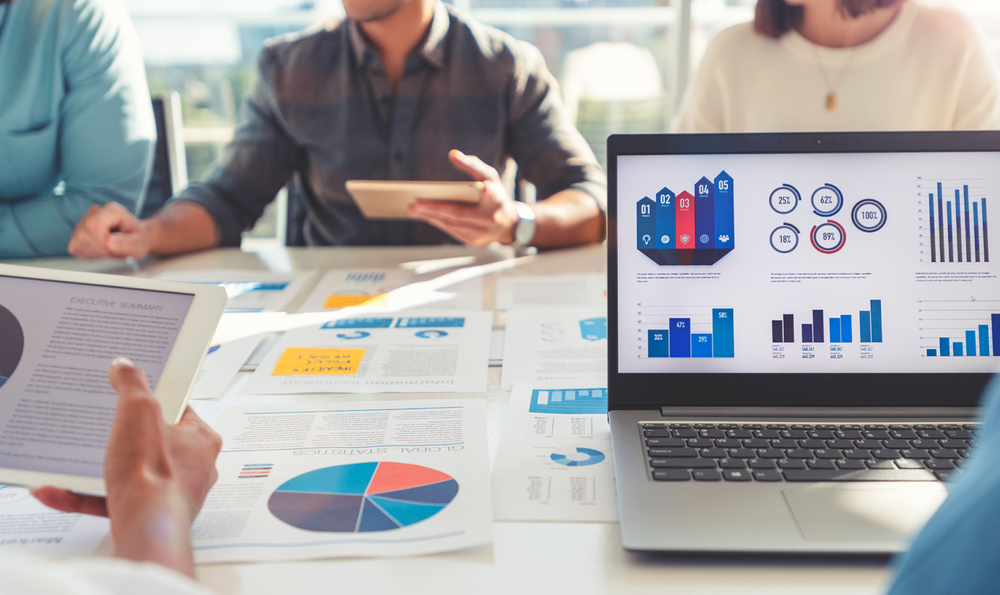 Imagem com gráficos e tablet